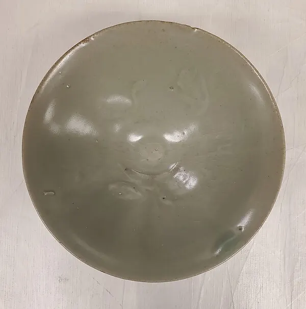 Cuenco coreano de gres con decoración en relieve y vidriado celadón verde grisáceo.
